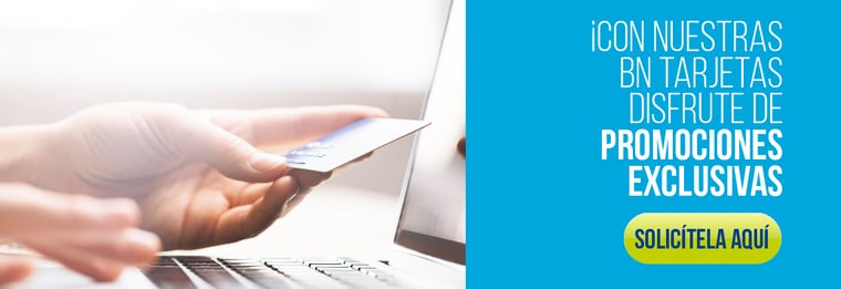 Persona sosteniendo una tarjeta frente a una computadora portátil, representando compras en línea o solicitud de tarjeta BN. Persona sosteniendo una tarjeta frente a una computadora portátil, representando compras en línea o solicitud de tarjeta BN.