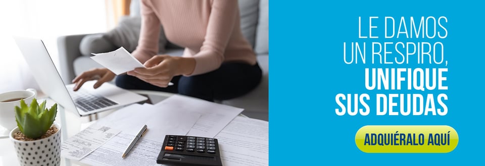 Mujer revisando cuentas y papeles frente a una computadora portátil, con una calculadora y documentos sobre la mesa, junto al mensaje “Le damos un respiro, unifique sus deudas. Adquiéralo aquí”. Mujer revisando cuentas y papeles frente a una computadora portátil, con una calculadora y documentos sobre la mesa, junto al mensaje “Le damos un respiro, unifique sus deudas. Adquiéralo aquí”.