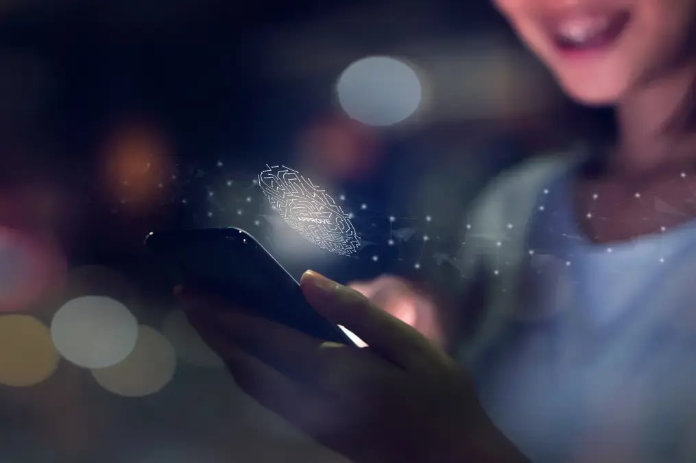 Mujer usando autenticación biométrica con huella digital en celular, Banco Nacional de Costa Rica BNCR.