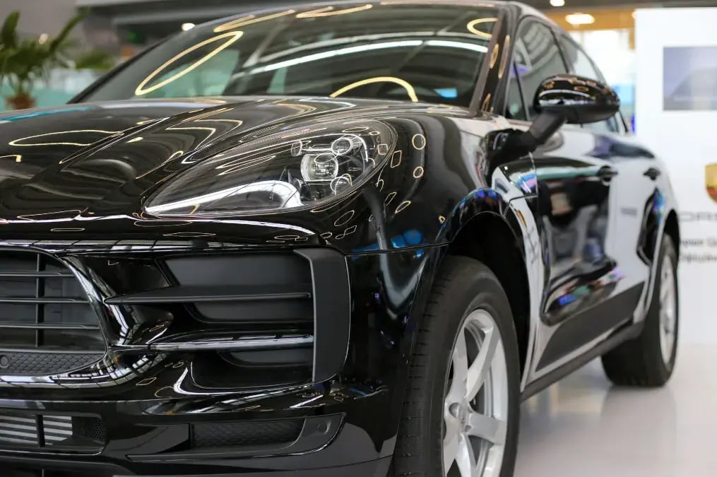 Detalle frontal de un automóvil deportivo negro en exhibición