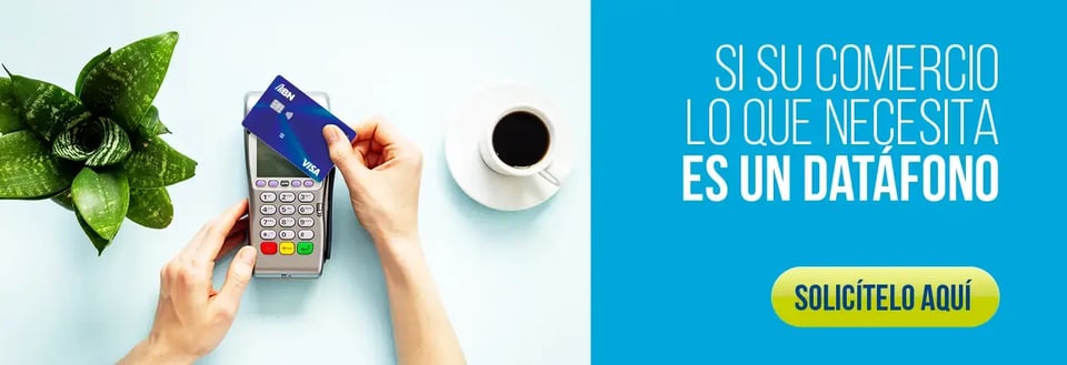 Persona realizando un pago con tarjeta en datáfono, acompañado de una taza de café y una planta, junto a mensaje promocional para comercios. Persona realizando un pago con tarjeta en datáfono, acompañado de una taza de café y una planta, junto a mensaje promocional para comercios.