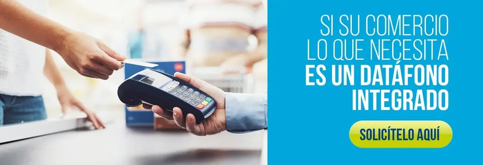 Persona haciendo un pago con tarjeta sobre un datáfono, acompañado de mensaje promocional sobre datáfono integrado para comercios.