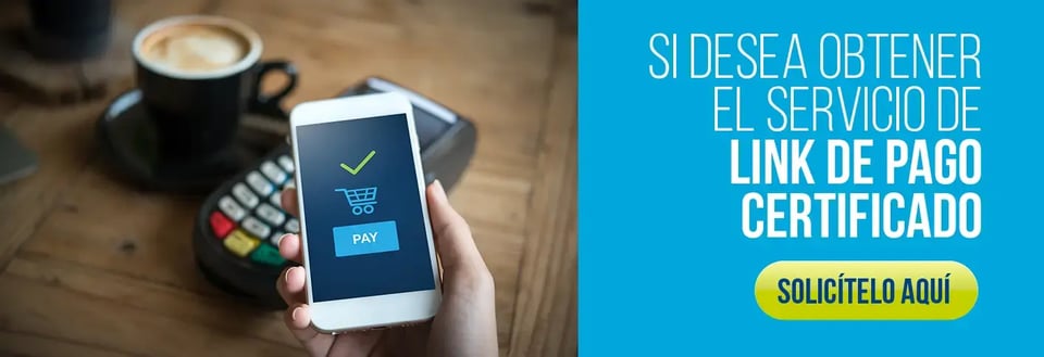 Persona sosteniendo un teléfono con pantalla de pago aprobado, junto a un datáfono y una taza de café, junto al texto promocional del servicio de link de pago certificado. Persona sosteniendo un teléfono con pantalla de pago aprobado, junto a un datáfono y una taza de café, junto al texto promocional del servicio de link de pago certificado.