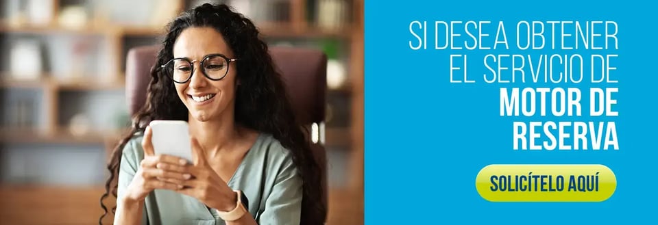 Mujer sonriente con gafas utilizando un teléfono móvil, junto a mensaje publicitario sobre el servicio de motor de reserva. Mujer sonriente con gafas utilizando un teléfono móvil, junto a mensaje publicitario sobre el servicio de motor de reserva.