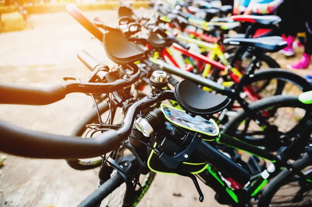 Fila de bicicletas de ruta estacionadas en un área al aire libre.