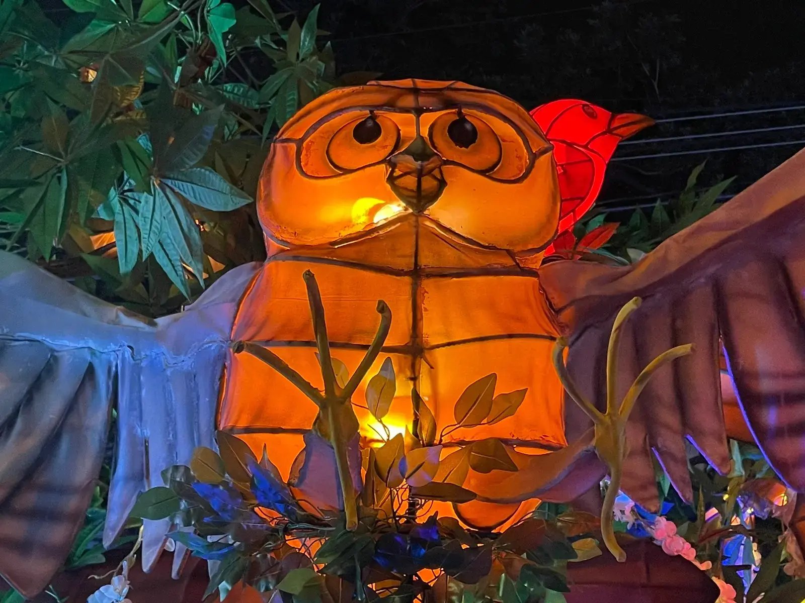 Figura iluminada de un búho en la carroza del Banco Nacional.