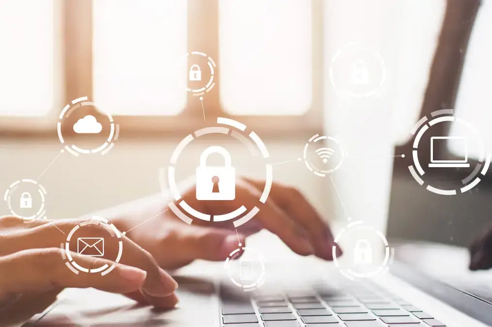 Usuario en computadora con íconos de ciberseguridad y candados digitales, Banco Nacional de Costa Rica BNCR.