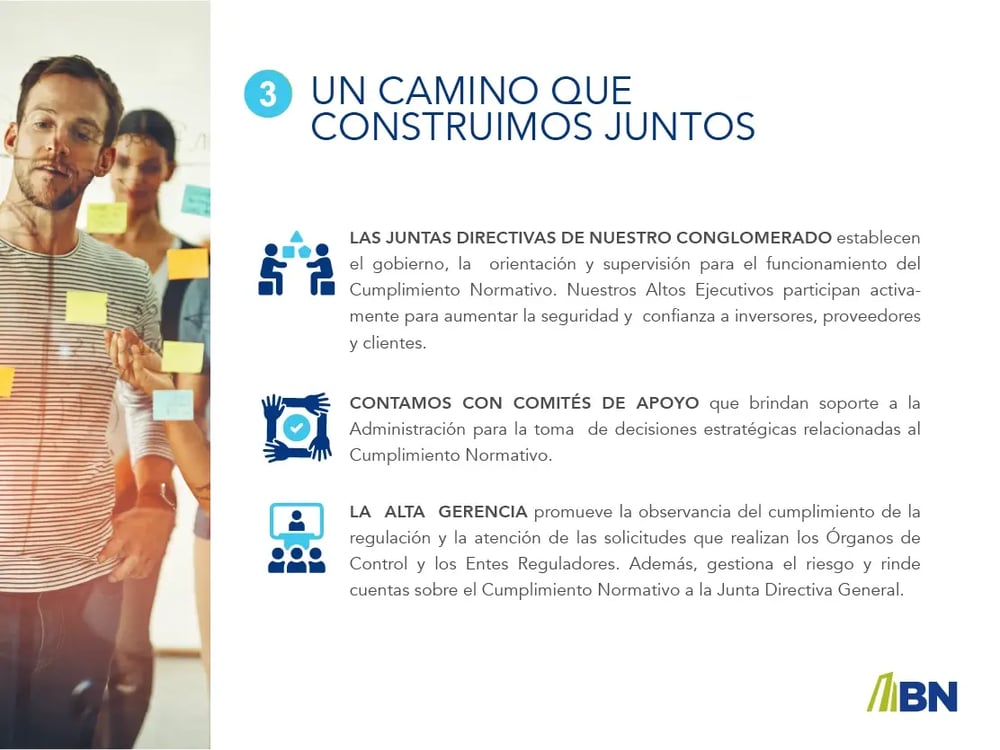 Equipo de trabajo con notas adhesivas y texto sobre la colaboración en el cumplimiento normativo del Banco Nacional.