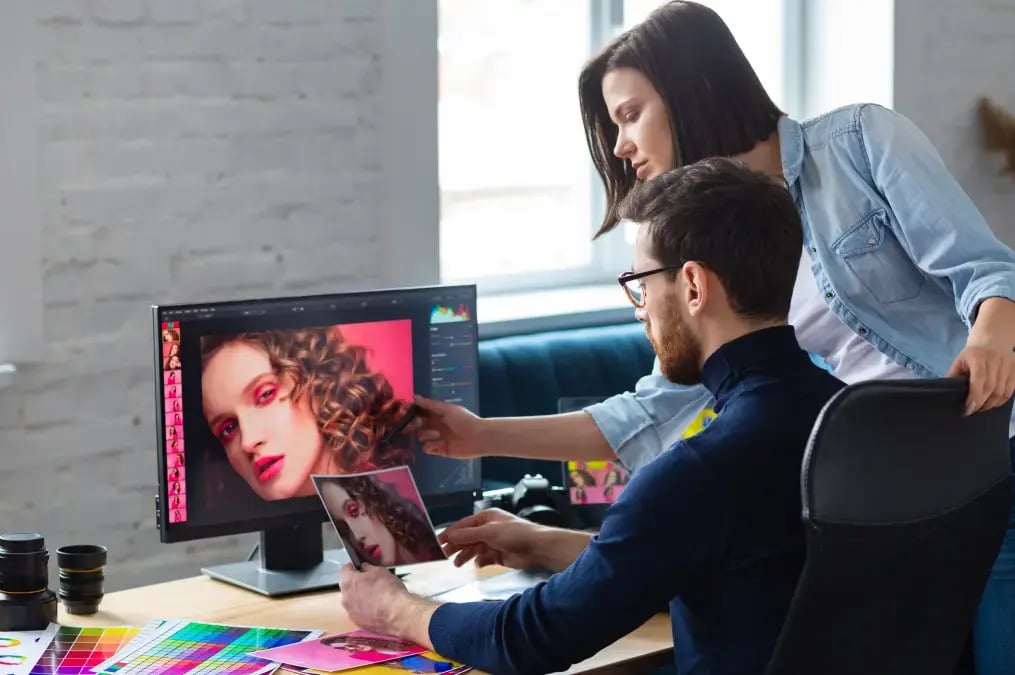 Diseñadores gráficos editando fotografía de retrato en computadora
