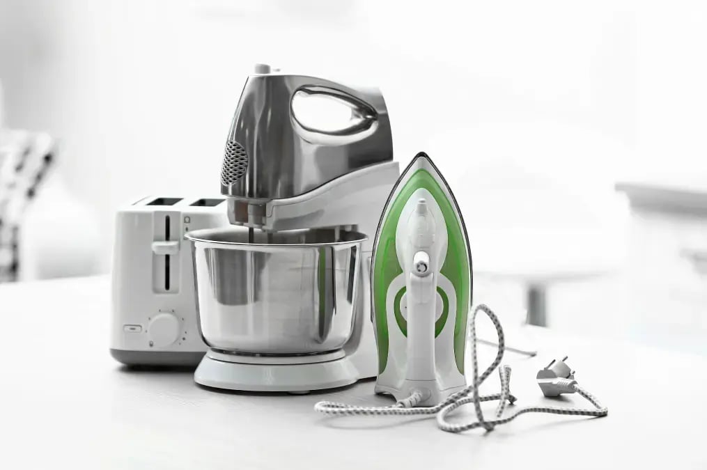 Mujer sonriente usando laptop en sala moderna con plantas decorativas