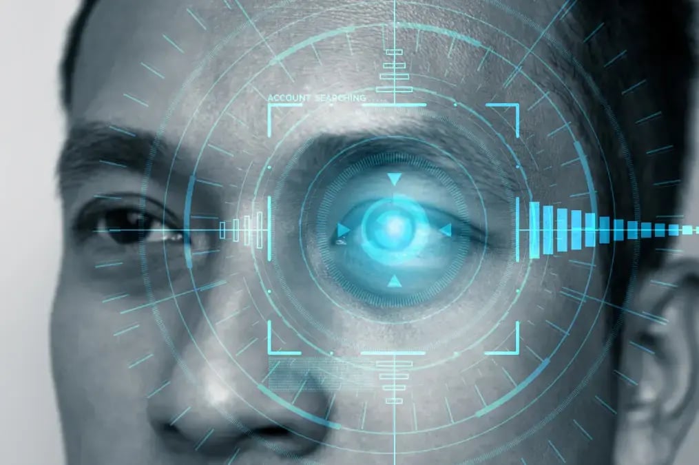 Escaneo biométrico de iris con interfaz digital futurista sobre el ojo de un hombre.