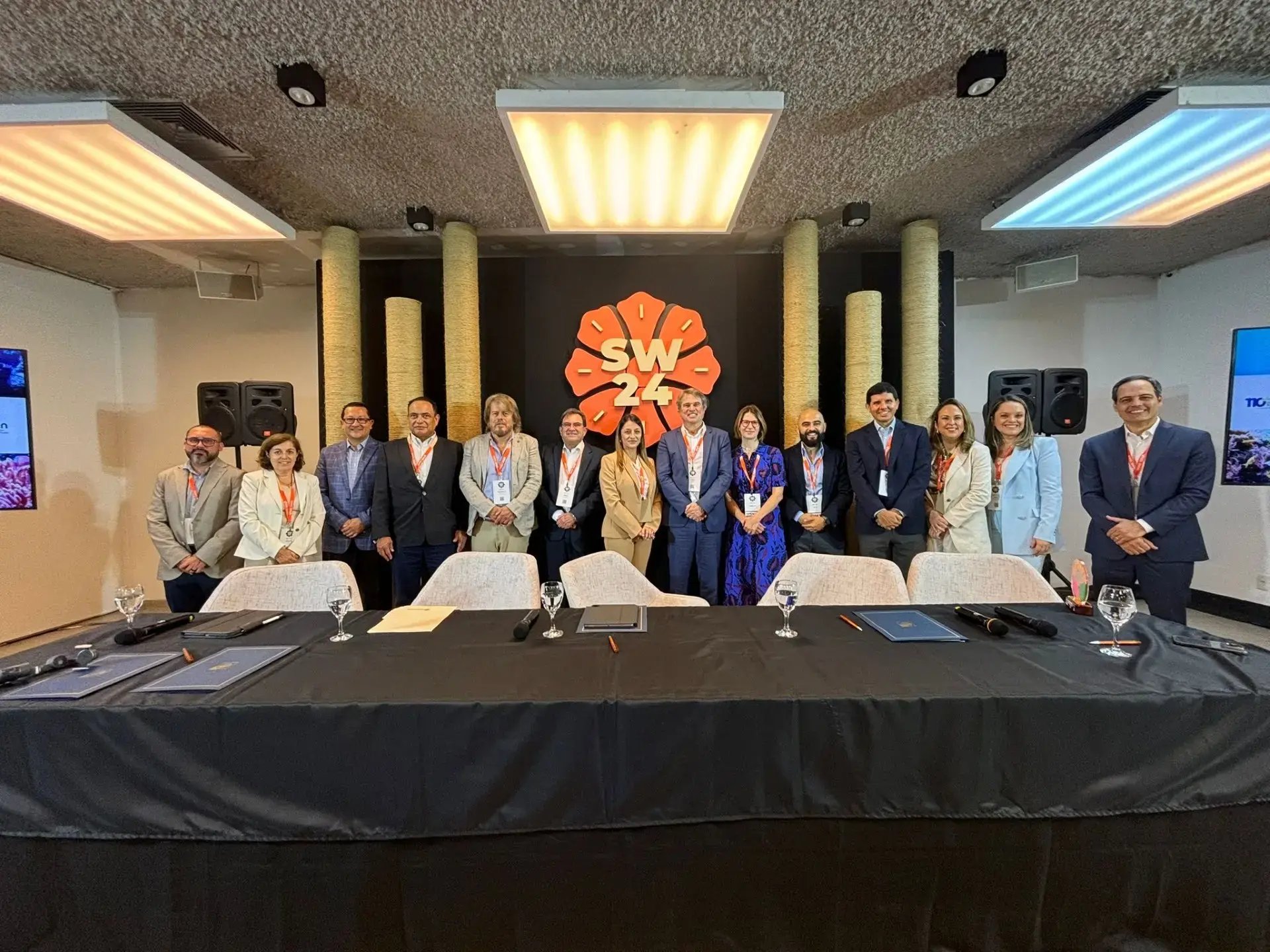 Representantes del Banco Nacional y organizaciones aliadas durante la firma del Bono Azul en Manaos, Brasil, 2024.