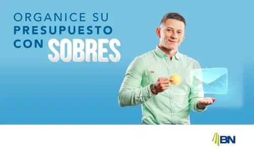 Hombre señalando un sobre digital iluminado, como representación de la herramienta de sobres del Banco Nacional para organizar el presupuesto personal.