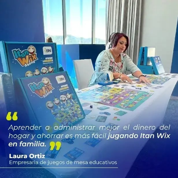 Mujer presentando el juego educativo Itan Wix Ahorro del Banco Nacional junto a una cita sobre educación financiera en familia.