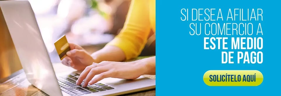 Persona con suéter amarillo utilizando una computadora portátil mientras sostiene una tarjeta bancaria, acompañada de mensaje promocional sobre afiliación a medios de pago. Persona con suéter amarillo utilizando una computadora portátil mientras sostiene una tarjeta bancaria, acompañada de mensaje promocional sobre afiliación a medios de pago.