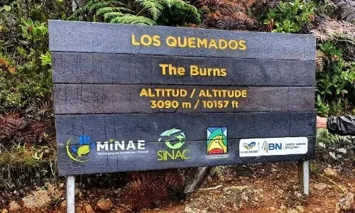Letrero de Los Quemados en el Parque Nacional Chirripó, con altitud de 3090 metros, acompañado de logos institucionales.