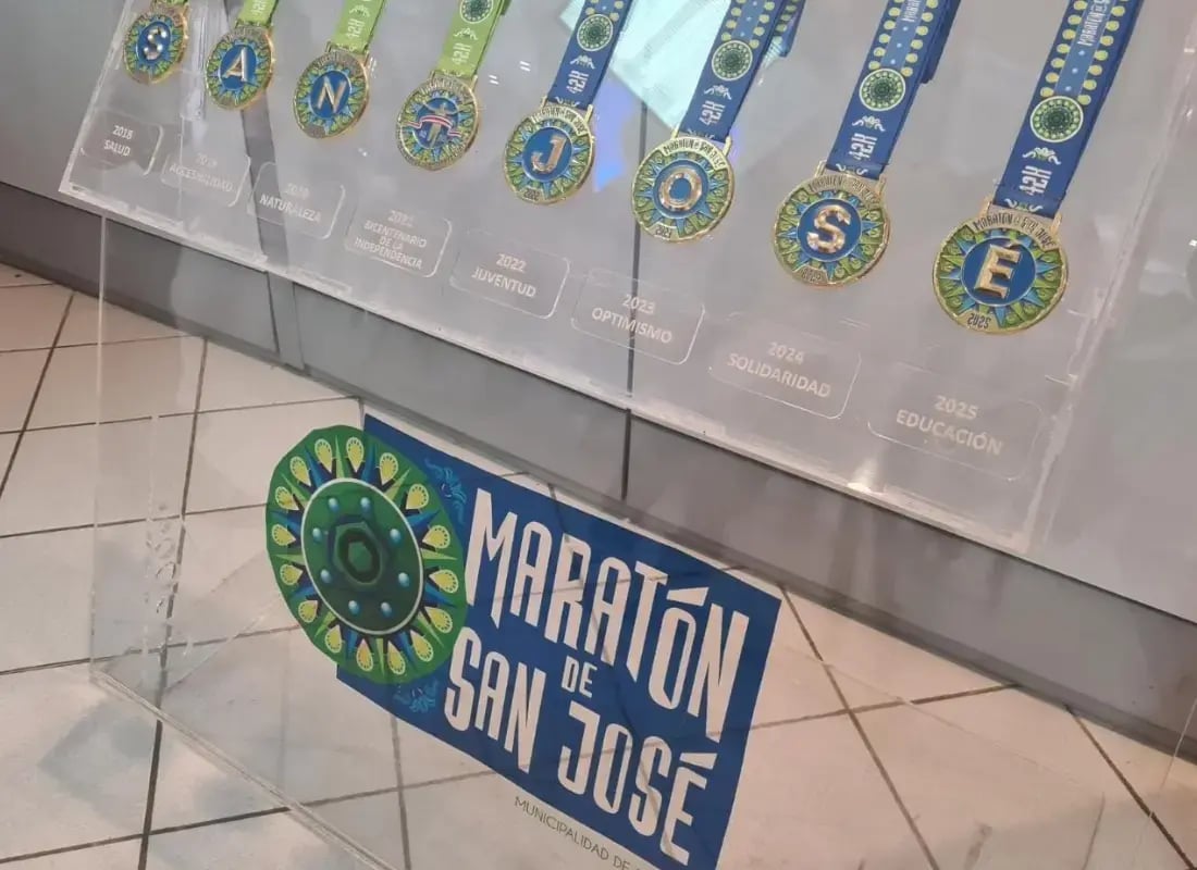 Exhibición de medallas de la Maratón de San José con temáticas de diferentes años