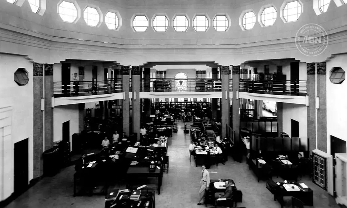 Oficina central del Banco Nacional de Costa Rica con empleados trabajando en escritorios.
