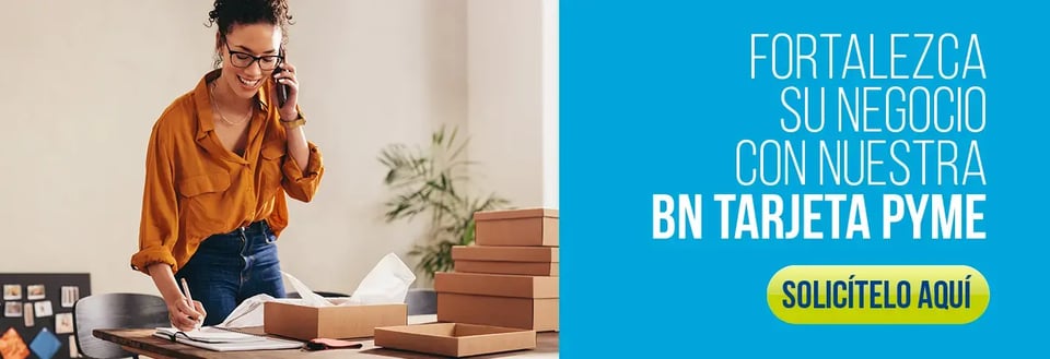 Mujer emprendedora hablando por teléfono mientras organiza cajas de productos en un escritorio, con expresión entusiasta y entorno de trabajo en casa. Mujer emprendedora hablando por teléfono mientras organiza cajas de productos en un escritorio, con expresión entusiasta y entorno de trabajo en casa.