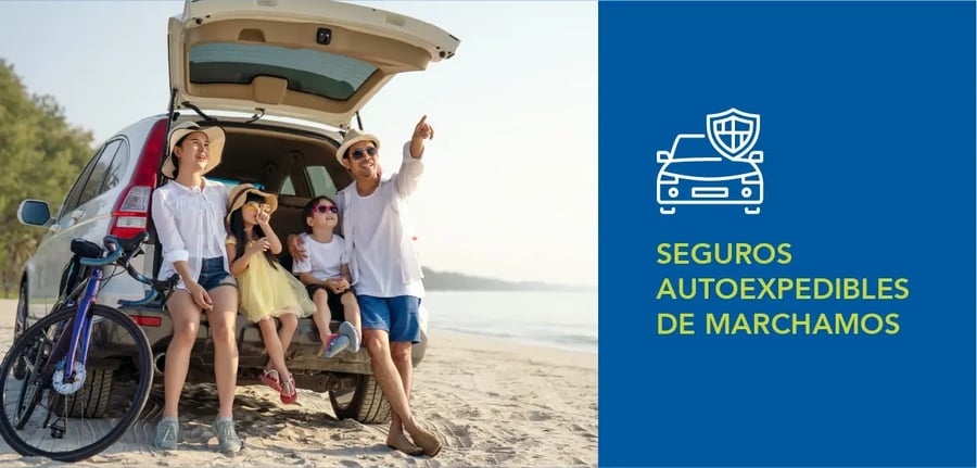 Familia disfrutando en la playa junto a su vehículo con bicicletas, acompañada del texto “Seguros autoexpedibles de marchamos”.