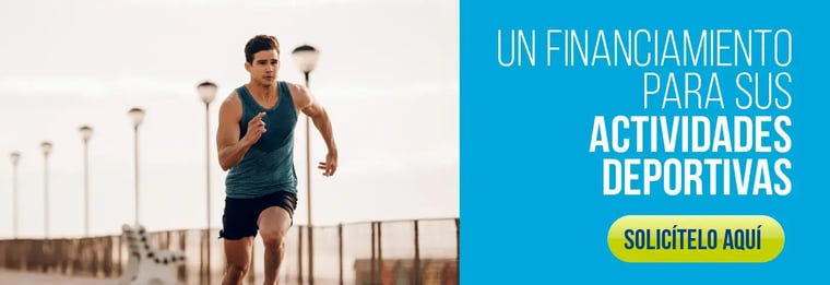Hombre joven corriendo al aire libre en un paseo marítimo al atardecer, con faroles alineados en el fondo.