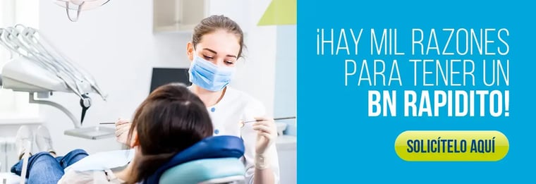 Dentista atendiendo a una paciente en consultorio odontológico, ambas mujeres, en un entorno limpio y moderno.