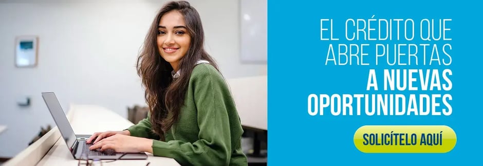 Mujer joven sonriente usando una laptop, junto a mensaje publicitario que promueve un crédito con el texto “El crédito que abre puertas a nuevas oportunidades. Solicí­telo aquí”.