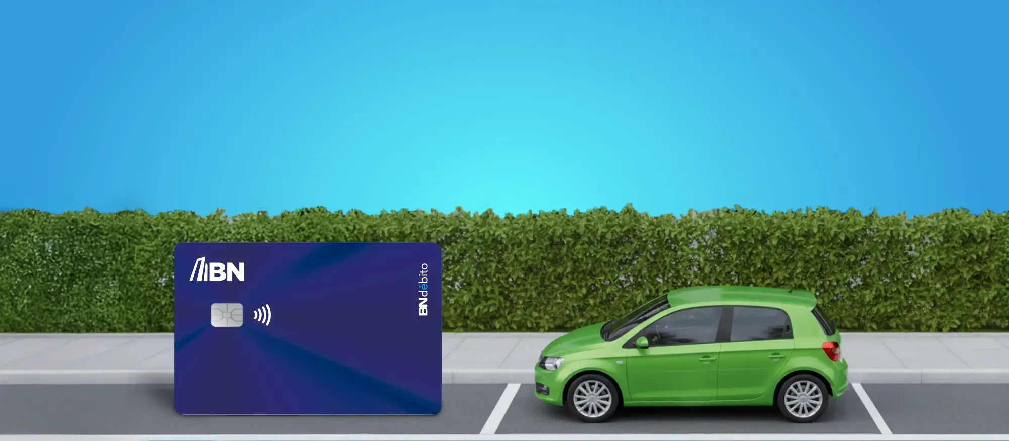 Automóvil verde estacionado junto a una tarjeta del banco con una acera y una linea de arbustos detrás