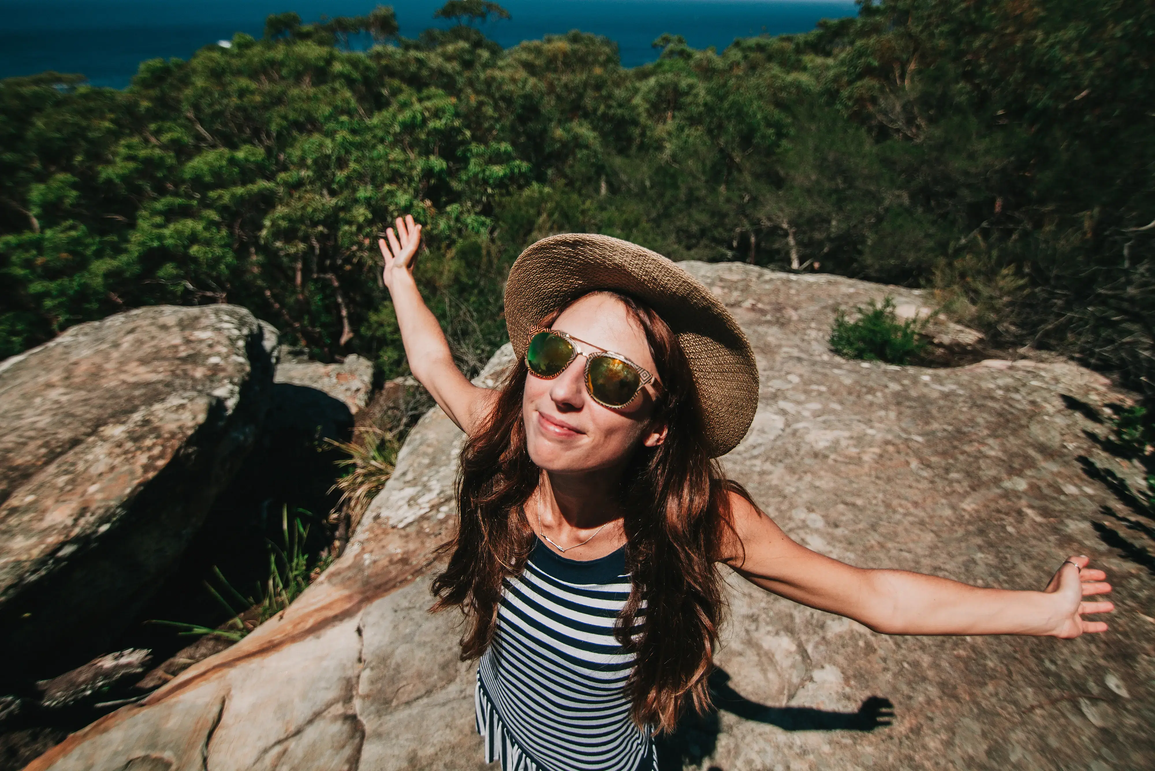 Equipo de trabajo frente a un tablero de notas adhesivas mientras una mujer señala una de las tarjetas.