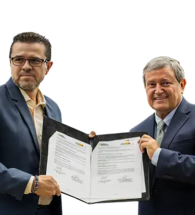 Dos hombres de traje sosteniendo y mostrando un documento abierto hacia la cámara.