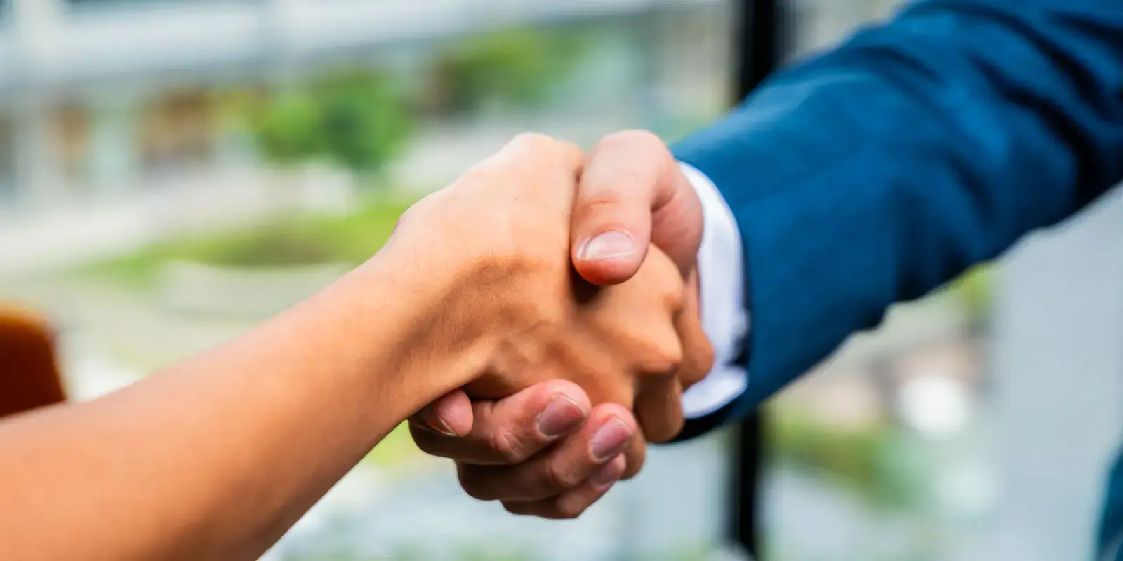 Primer plano de un apretón de manos entre dos personas.