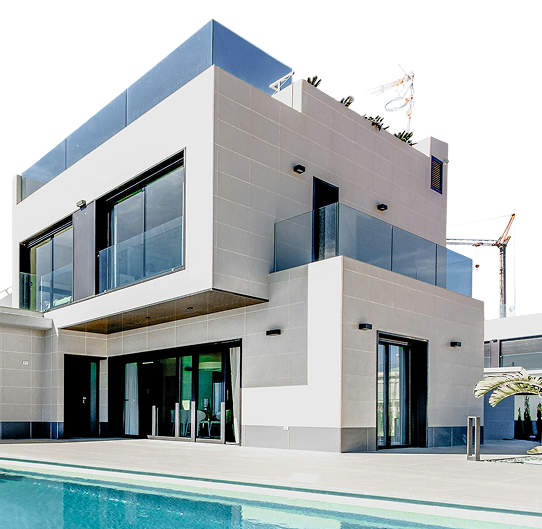 Casa moderna de dos pisos con ventanales de vidrio y piscina al frente.