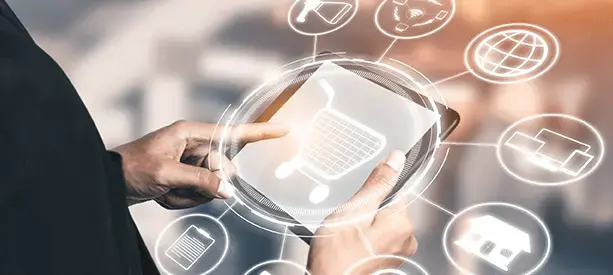 Persona interactuando con un ícono de carrito de compras en una tablet con gráficos de e-commerce.