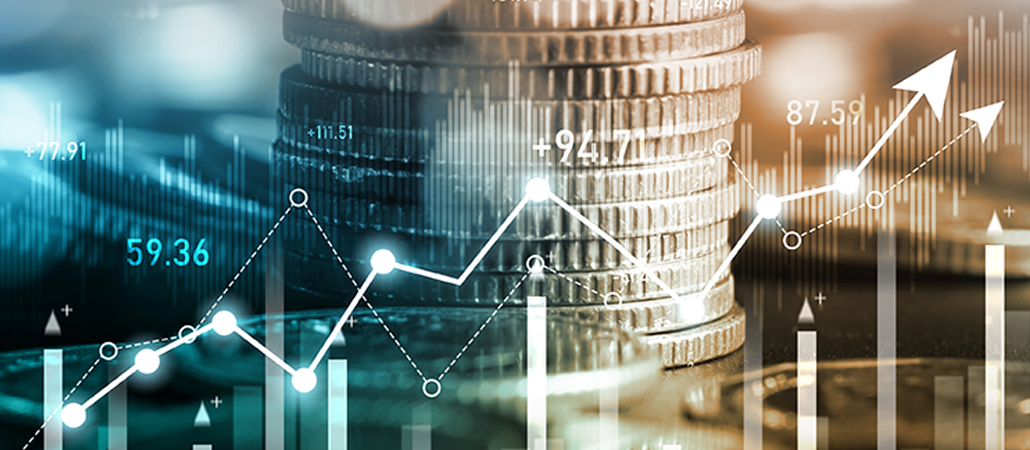 Mano sosteniendo monedas con símbolos de colón y porcentaje, representando transacciones financieras o inversión.