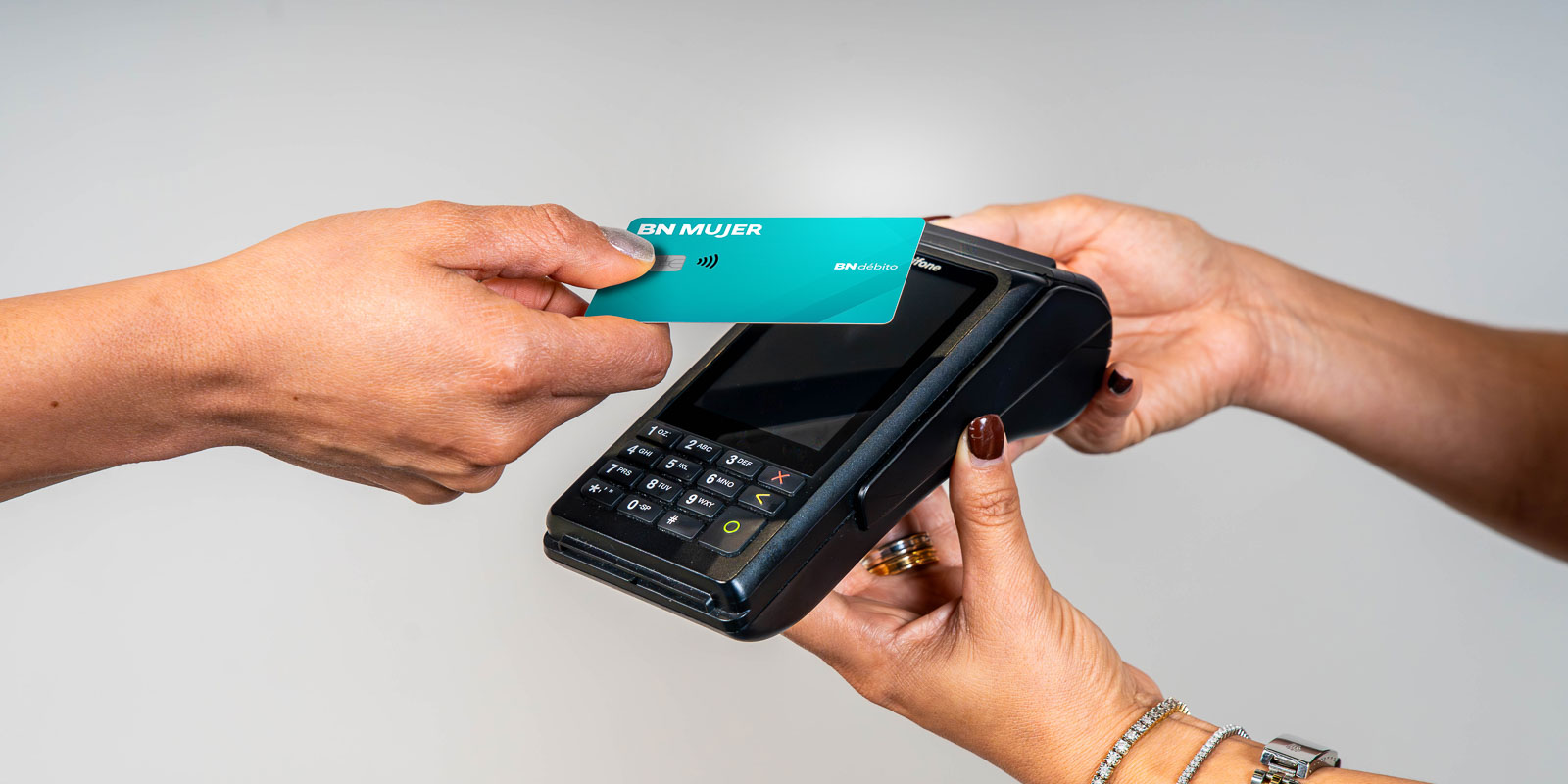 Montaje Datafono Tarjeta Debito Mujer