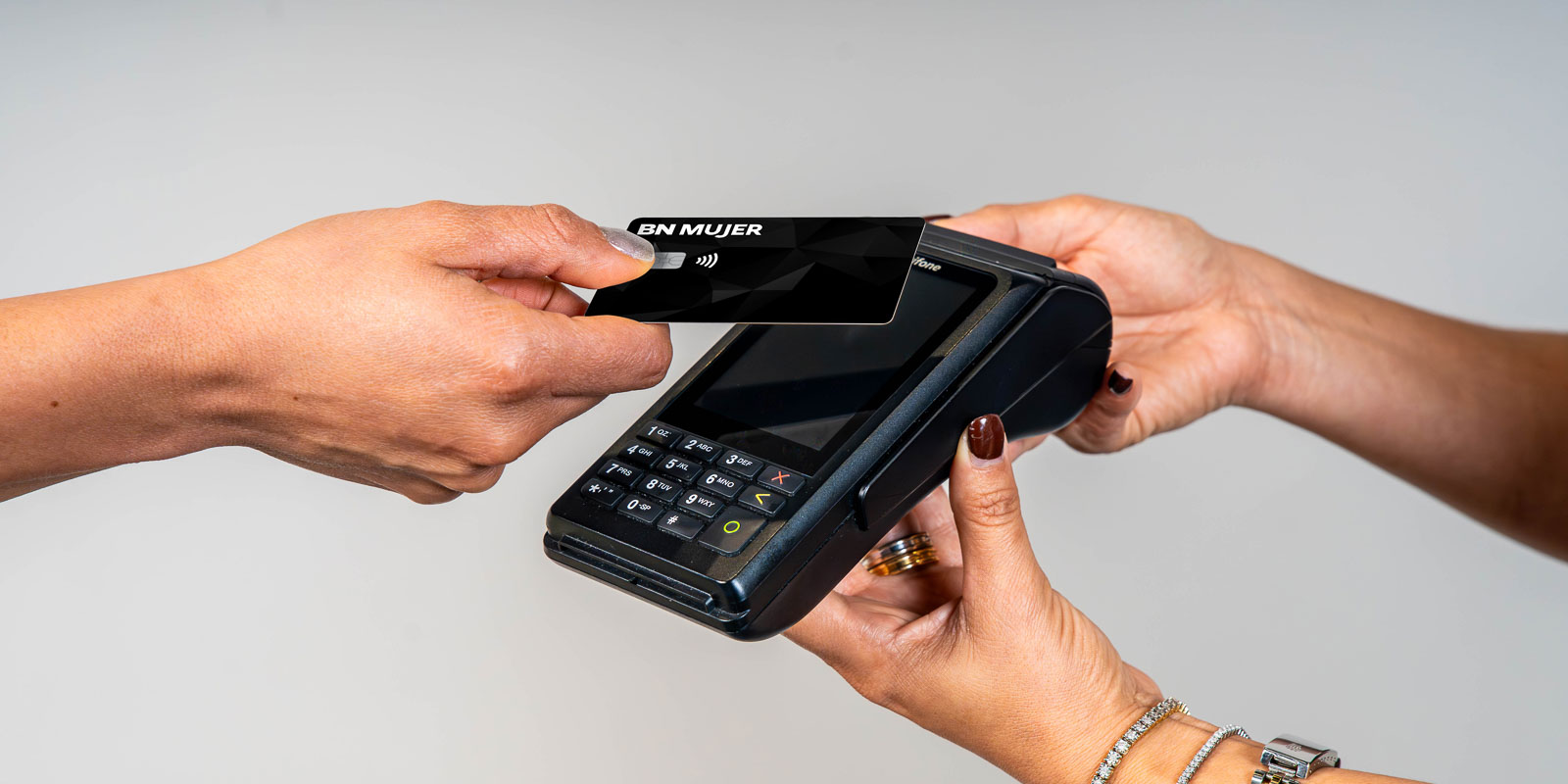 Montaje Datafono Tarjeta Mujer Infinite Credito