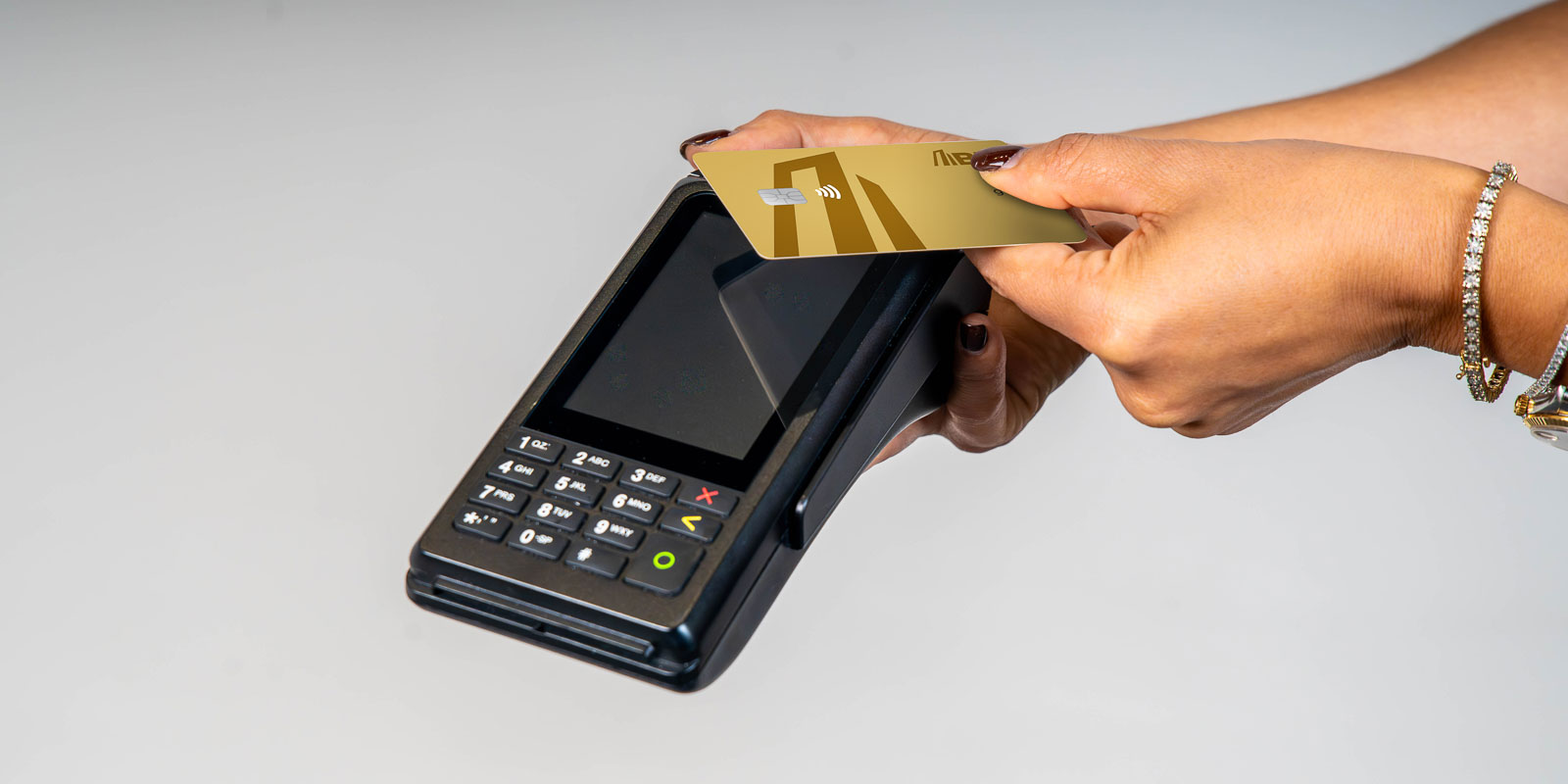 Montaje Datafono Tarjeta Oro