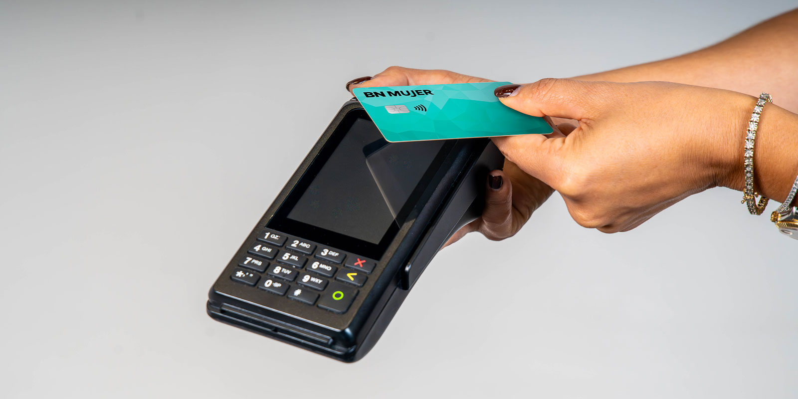 Montaje-Datafono-Mujer-turquesa-Internacional