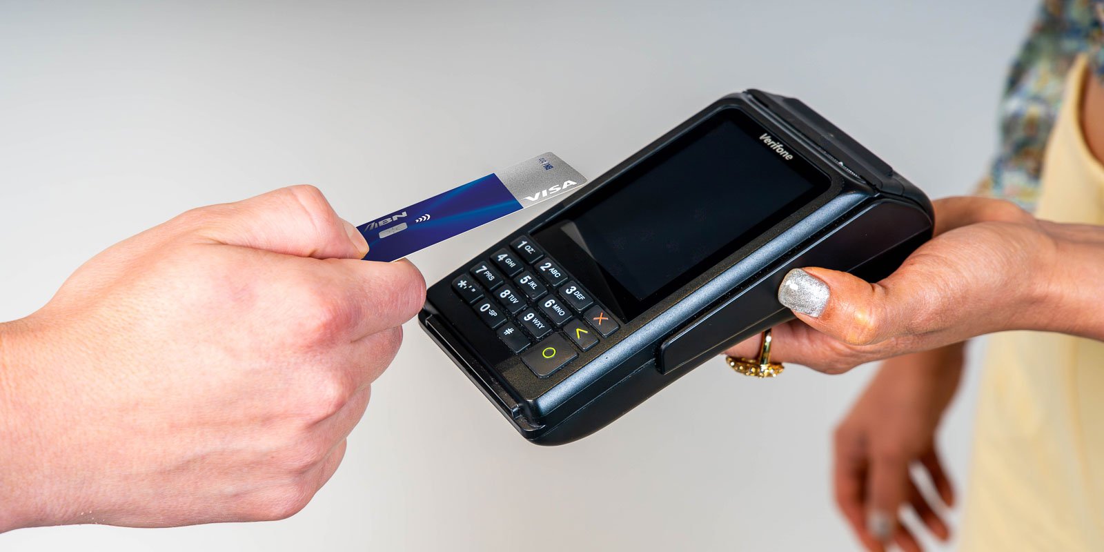 Montaje-Datafono-Visa-débito-plat