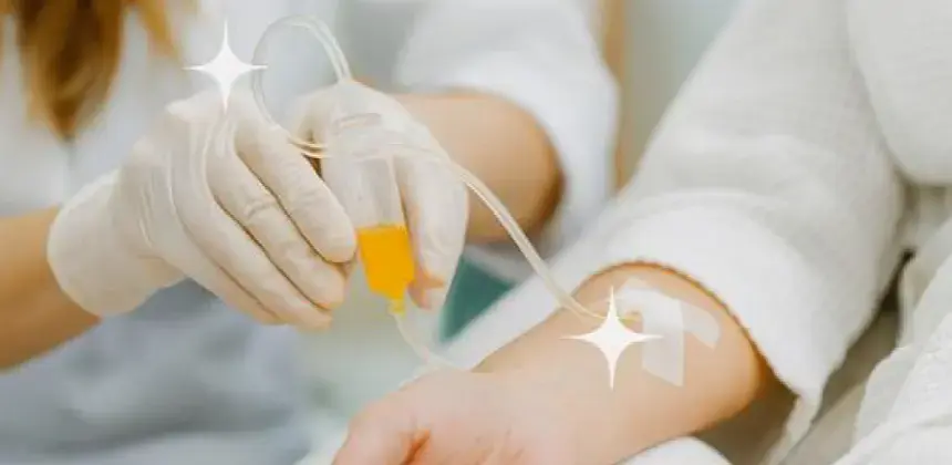 Profesional de salud aplicando suero intravenoso a un paciente en el brazo