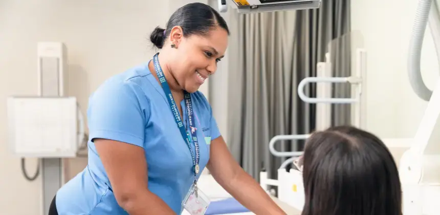 Profesional de salud del Hospital Metropolitano atendiendo a una paciente en sala médica