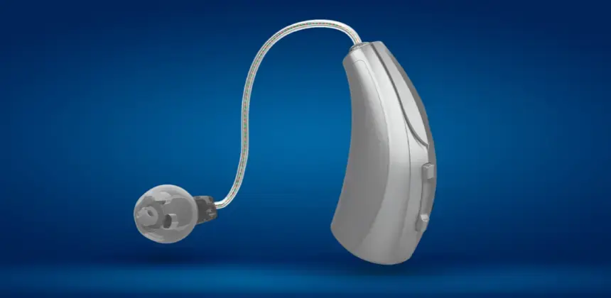 Audífono digital moderno con domo de silicón sobre fondo azul