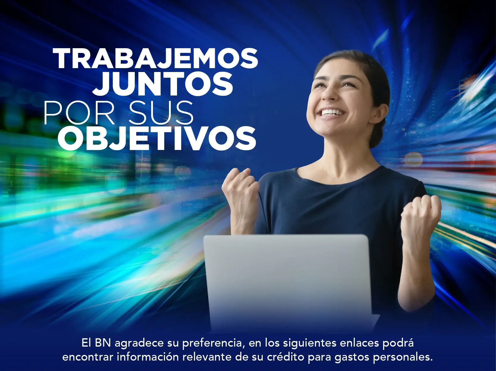Mujer sonriente levantando los puños en señal de éxito frente a una computadora, con fondo azul y luces en movimiento junto al texto “Trabajemos juntos por sus objetivos” del Banco Nacional.