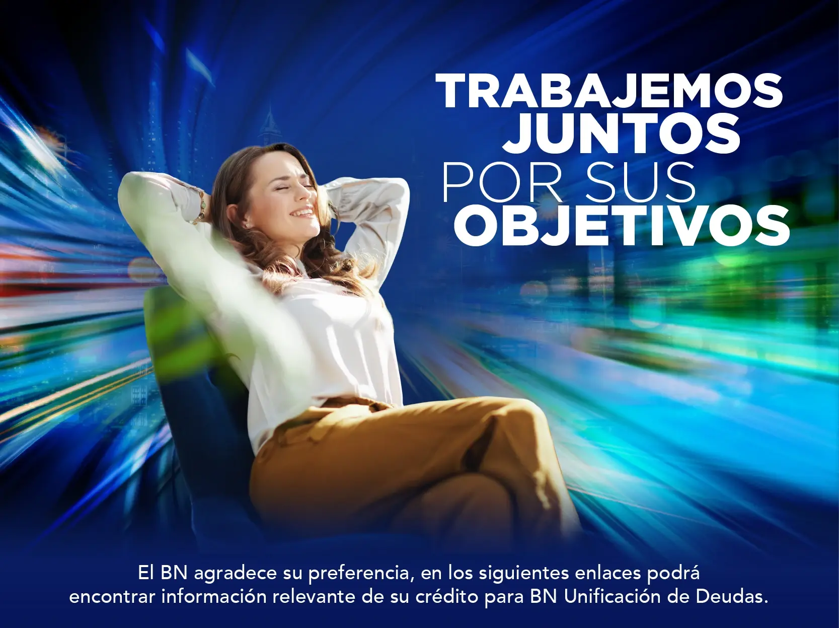 Mujer relajada sentada en una silla con fondo azul de luces en movimiento y el texto “Trabajemos juntos por sus objetivos” del Banco Nacional.