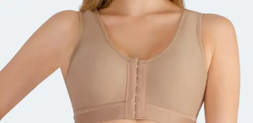 Mujer usando brasier postquirúrgico color beige con cierre frontal de broches