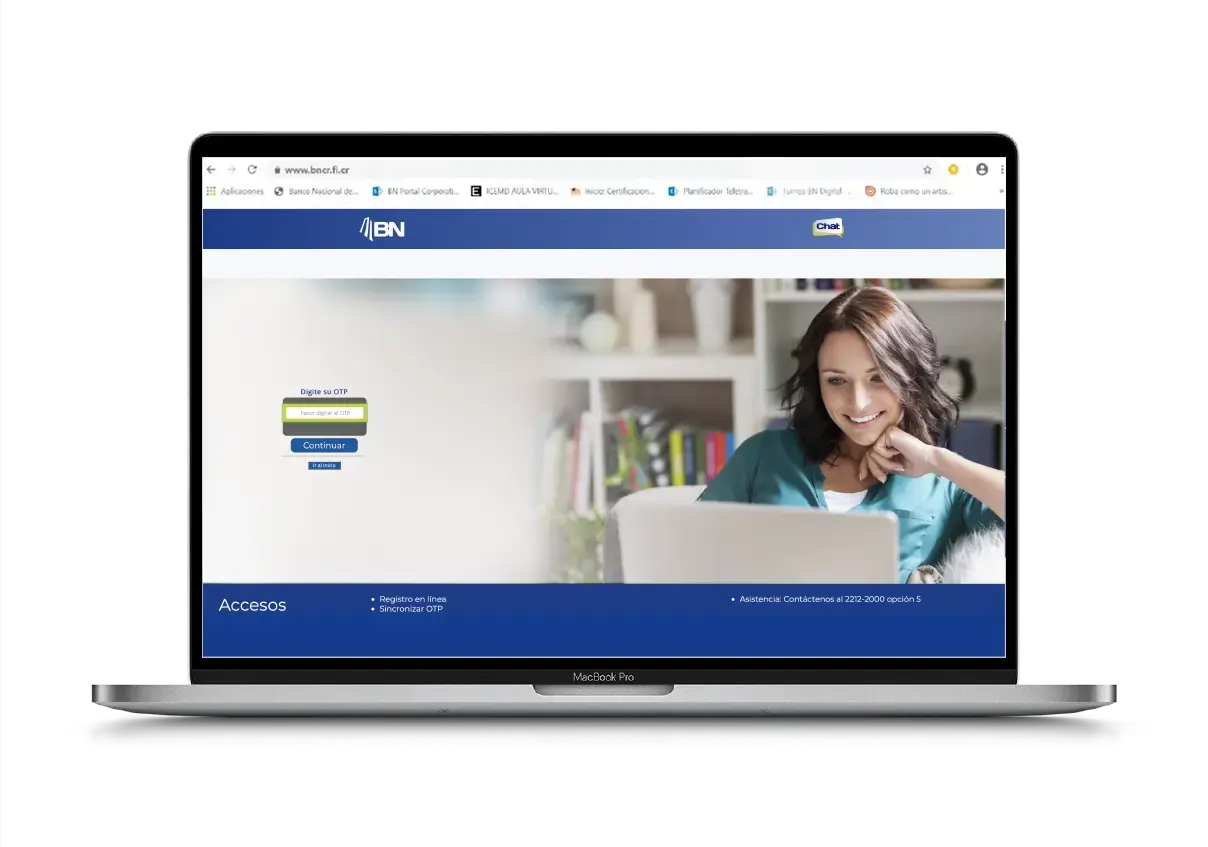 Pantalla de autenticación OTP del Banco Nacional de Costa Rica en un navegador web, con una mujer utilizando una laptop desde casa.