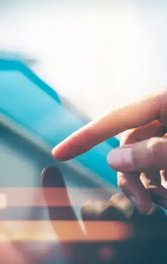 Persona tocando la pantalla de un dispositivo móvil con el dedo índice.