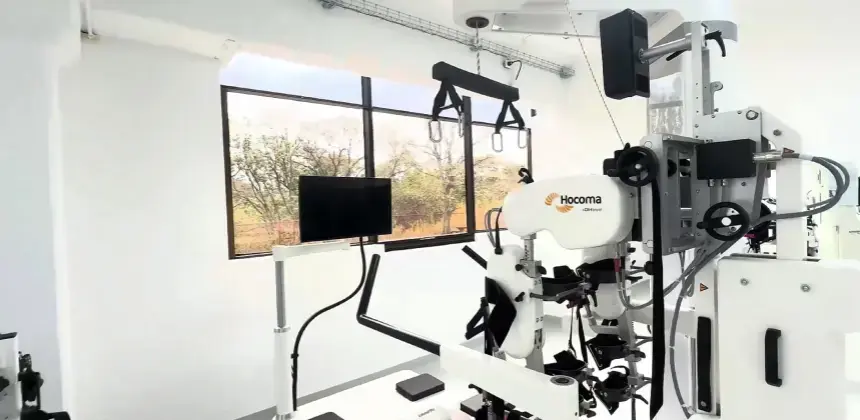 Equipo de rehabilitación robótica Lokomat en sala moderna del centro médico MedCare