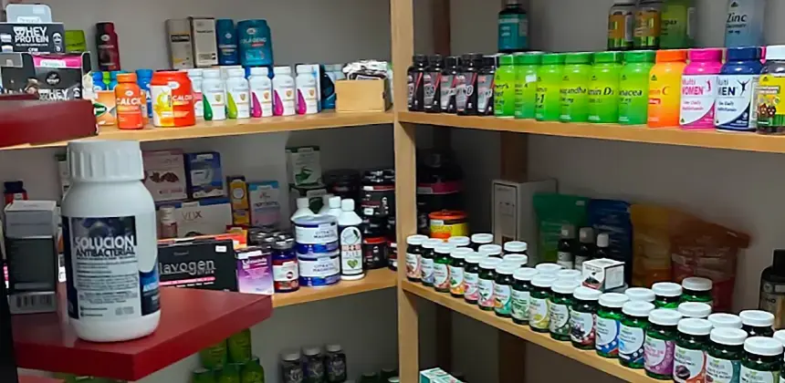 Estanterías con productos naturales, vitaminas y suplementos en una macrobiótica
