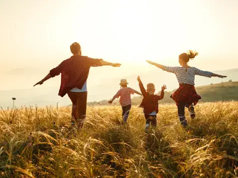 familia-corriendo-sol